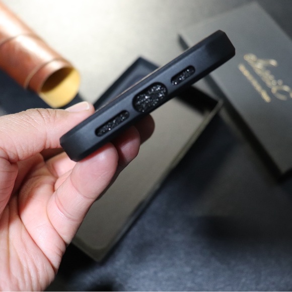 iPhone Leather Case - Picture 7 of 10